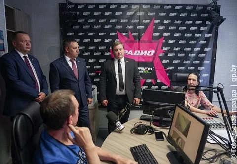 Помощник Президента - инспектор по Гомельской области Юрий Горлов и заместитель председателя облисполкома Дмитрий Алейников посетили телерадиокомпанию "Гомель"