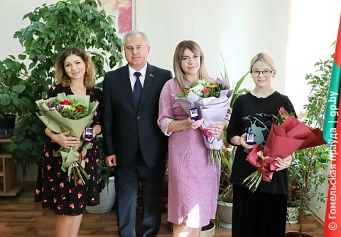 Пусть растут патриотами. Председатель Гомельского горисполкома Владимир Привалов поздравил мам, чьи малыши родились в День города