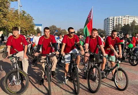 Крути педали и наслаждайся. Жители Калинковичей присоединились к велопробегу «В единстве сила»