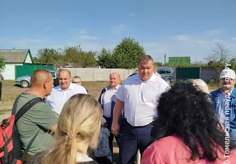 Мы не настроены на войну, нам здесь жить. Первый заместитель председателя облисполкома Дмитрий Петрожицкий встретился с жителями и дачниками Цыкунов