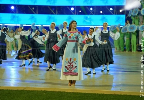 В Гомеле на стадионе «Центральный» торжественно открылся XI Международный фестиваль хореографического искусства «Сожскі карагод»