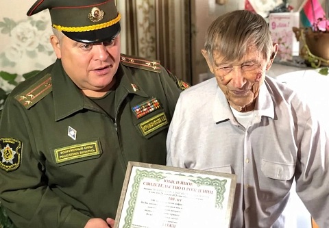 Сенатор Андрей Кривоносов поздравил ветерана Александра Трофимовича Подлипского с Днём пожилых людей
