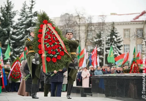 В сердцах своих мы память сохраним. В Гомеле на площади Труда прошли торжественный митинг и парад техники