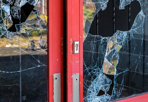 В Светлогорске местный житель не смог попасть в ресторан после его закрытия, поэтому решил разбить дверь