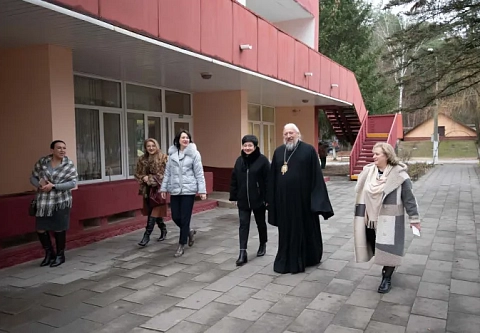 Архиепископ Гомельский и Жлобинский Стефан вместе с областной организацией Белорусского Красного Креста посетил дом-интернат в Гомельском районе 
