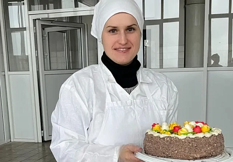 Кондитер Мозырского хлебозавода радует покупателей вкусными и красивыми тортами «как в детстве»