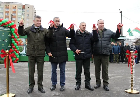 Здесь есть всё – от лучины до бани: в Жлобине открылась новая торговая площадка «Лесной домик»