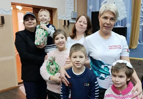 Республиканская акция "Ёлочка желаний" шагает по Гомельщине. Представители РОО "Патриоты Беларуси" передали ребятам из Улуковской школы-интерната подарки от Первого