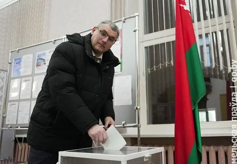 Заместитель председателя облисполкома Андрей Барановский принял участие в досрочном голосовании на выборах Президента Беларуси