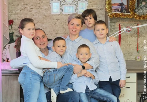 Предприниматель Дмитрий Ралько из Рогачева с женой воспитывают пятерых детей, четверо из которых – усыновленные