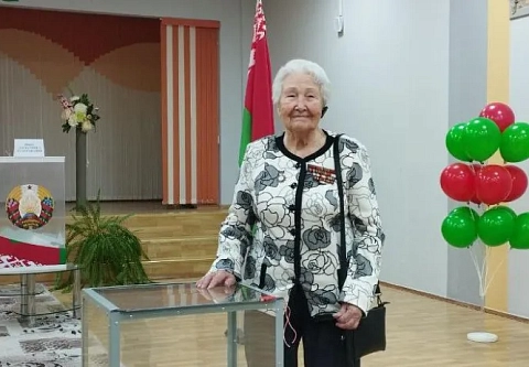 Участница Великой Отечественной войны Аэлита Самсонова исполнила свой гражданский долг на участке для голосования №70 в средней школе №11 Гомеля