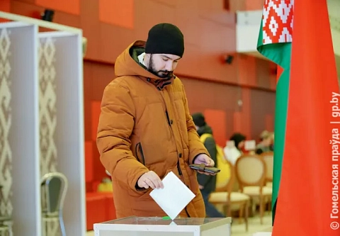 Гомельчане активно голосуют на участке для № 74, расположенном в ОКЦ