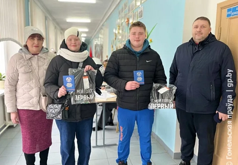 Свое первое голосование двойняшки Артем и Алина Кот из Мозыря запомнят надолго