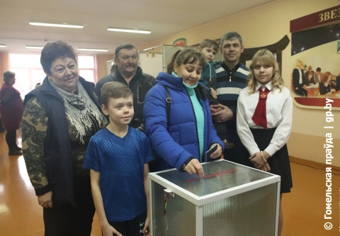 Мы этого дня ждали! Многодетная семья Коровкиных из Гомеля проголосовала на выборах Президента Беларуси