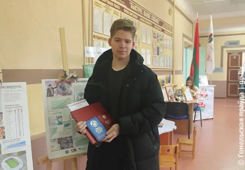 Ярко, интересно и с подарками проходит основной день голосования в Советском районе Гомеля в средней школе № 3 Гомеля имени Д. Н. Пенязькова