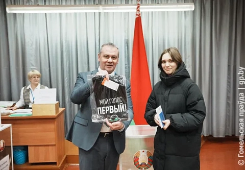 В Центральном районе Гомеля на участке №68, который располагается в стенах Гомельского дорожно-строительного колледжа, голосование идет полным ходом даже в вечернее время