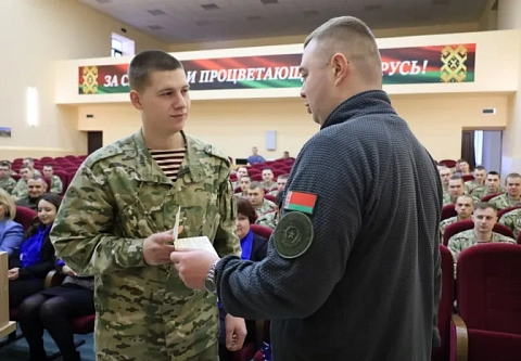 Как руководство Рогачевского района поздравило земляков-военнослужащих срочной службы с 23 февраля