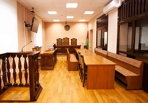 За победу в процедуре закупки заместитель директора предприятия в Гомеле получила взятку более 2 тысяч долларов США