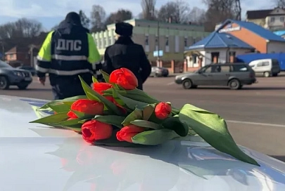 Тюльпанами и комплиментами встречали девушек-водителей на одной из центральных улиц Мозыря