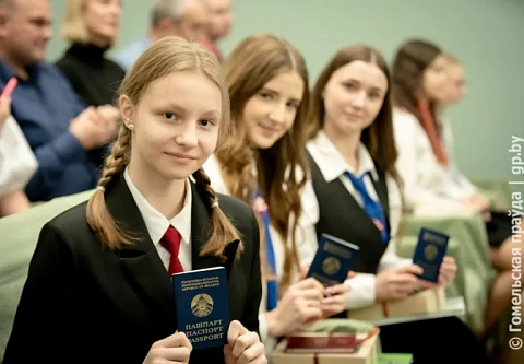 Дерзайте, творите, удивляйте. В преддверии Дня Конституции молодежь Гомеля получила свои первые паспорта