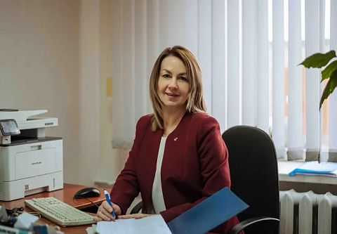 На областном этапе республиканского конкурса «Женщина года – 2024» заместитель начальника управления по труду, занятости и социальной защите Калинковичского райисполкома Елена Змушко удостоена титула «Материнская слава»