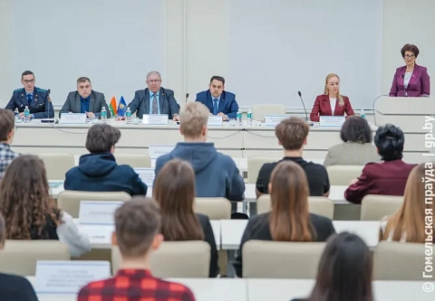 Это надо живым. В ГГУ имени Ф. Скорины прошел круглый стол, посвященный 80-летию Великой Победы