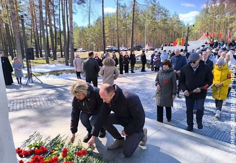 В Международный день освобождения узников фашистских концлагерей на месте Озаричского лагеря смерти прошел митинг-реквием