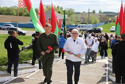 Символ мира, жизни и благодарности. В Уваровичах заложили яблоневый сад в память о Великой Победе