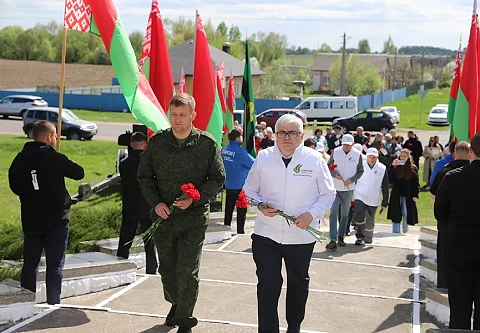 Символ мира, жизни и благодарности. В Уваровичах заложили яблоневый сад в память о Великой Победе