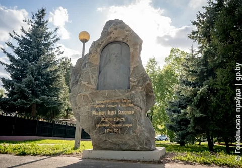 16-тонный памятный знак архиепископу Аристарху установили в Гомеле