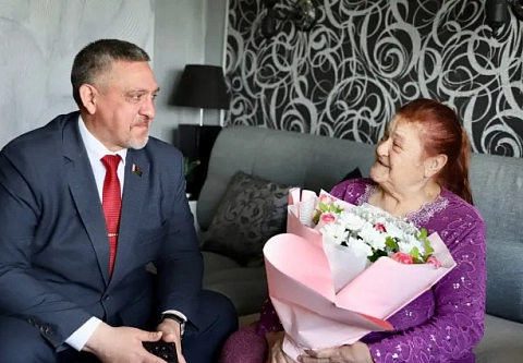 По-настоящему живая встреча… Александр Новиков поздравил узницу Великой Отечественной войны Варвару Филончик с 80-летием Великой Победы