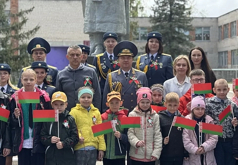 Гомельские таможенники в деревне Шарпиловка возложили венок и цветы к памятнику воинам-освободителям 