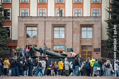 Мощь на колесах. В сквере Дружбы работала выставка военной техники