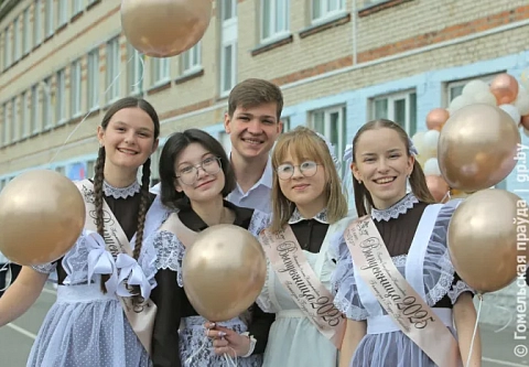 Поздно что-то изменить, на мне лента «Выпускник»: в школах Буда-Кошелева прозвенел последний звонок 
