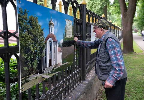 На ограде Свято-Петро-Павловского кафедрального собора разместили фотовыставку «Храмы Гомельской епархии»