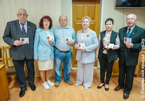 В Гомеле юбилейные медали «80 лет Победы в Великой Отечественной войне 1941-1945 годов» получили люди уважаемого возраста