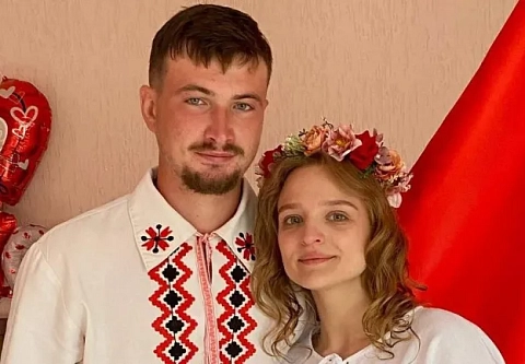 Пусть счастье длится вечно: в Наровле белорус и россиянка расписались в народных костюмах