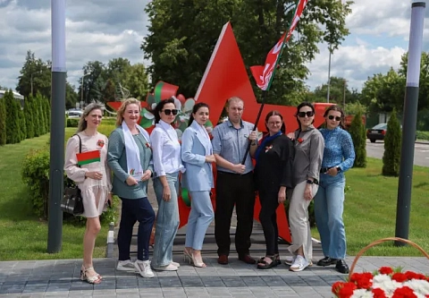 Заводчане помнят! Торжественный митинг ко Дню Независимости Республики Беларусь прошел у Монумента славы погибшим гомсельмашевцам
