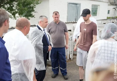 Учите молодежь... Иван Крупко и Руслан Пархамович проинспектировали молочно-товарную ферму "Новая Гута" совхоза-комбината "Сож"