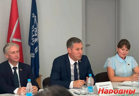 Ключи от новенького трактора. Руслан Пархамович совершил рабочую поездку в Ельский район