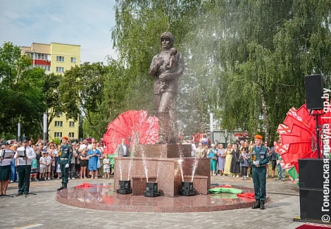 Наши спокойствие и безопасность - на их сильных плечах. Ко Дню пожарной службы в Гомеле открыли сквер Спасателей