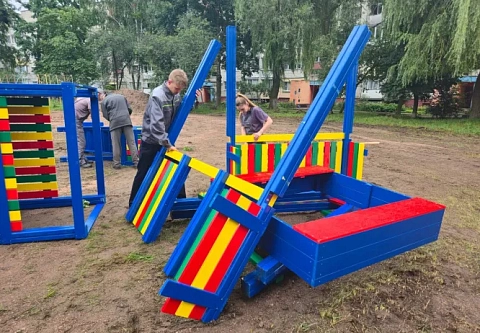 В Год благоустройства молодежь ОАО «Речицадрев» инициировала очередной проект по созданию современной детской площадки по улице Молодежной