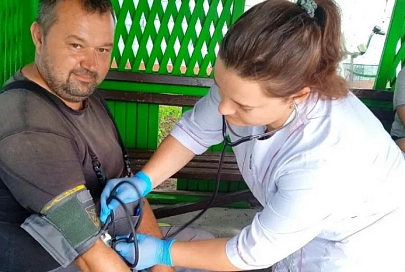 Фельдшер Стодоличского ФАПа Лельчицкого района Елена Швед во время уборочной кампании проводит медосмотры аграриев на хоздворе и в поле