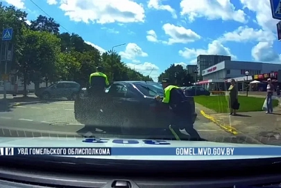 В Светлогорске на перекрестке заглохла машина, сотрудники ГАИ пришли на помощь