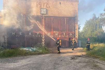 Спасатели ликвидировали пожар на складе в Светлогорске