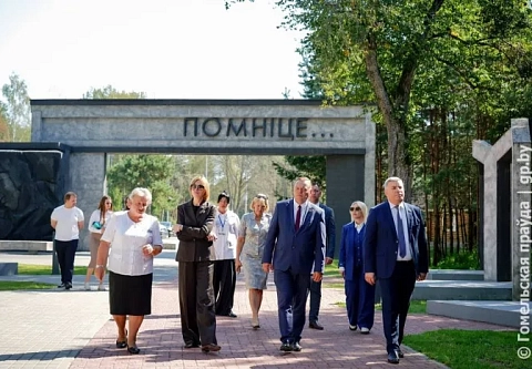 Тишина сожженных деревень: Наталья Петкевич побывала в мемориальном комплексе «Ола» в Светлогорском районе 