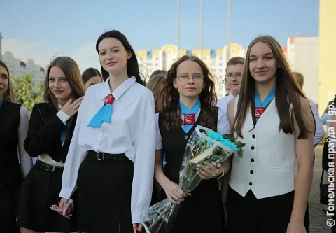 С бантами, улыбками и приятным волнением. В школах Мозыря встречали 1 сентября