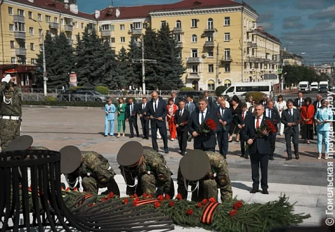 В память о ратном подвиге: на площади Партизан в Брянске цветы возложили участники экономического форума двух регионов