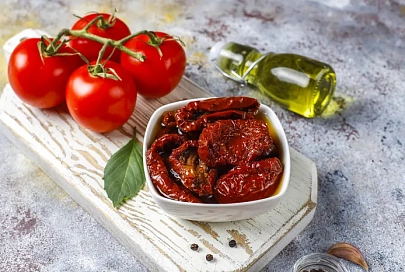  Вкусны и полезны, но имеют противопоказания — узнали, кому нельзя увлекаться вялеными помидорами