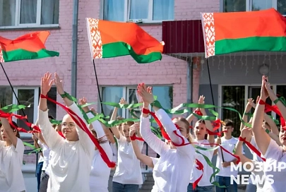 Мозырские студенты приняли участие в праздничном флешмобе «Молодежь за единство»